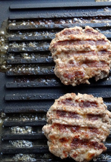 1. Этап. Чизбургер с лечо: Обжарить котлеты на гриле или сковороде с обеих сторон, до прозрачного сока.