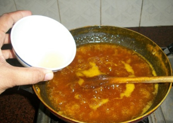 1. Этап. Апельсиновое варенье: 7. Влейте лимонный сок и перемешайте, затем выключите огонь.