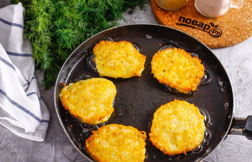 1. Этап. Кремзлики: Переверните на другую сторону и обжарьте еще 2 минуты.