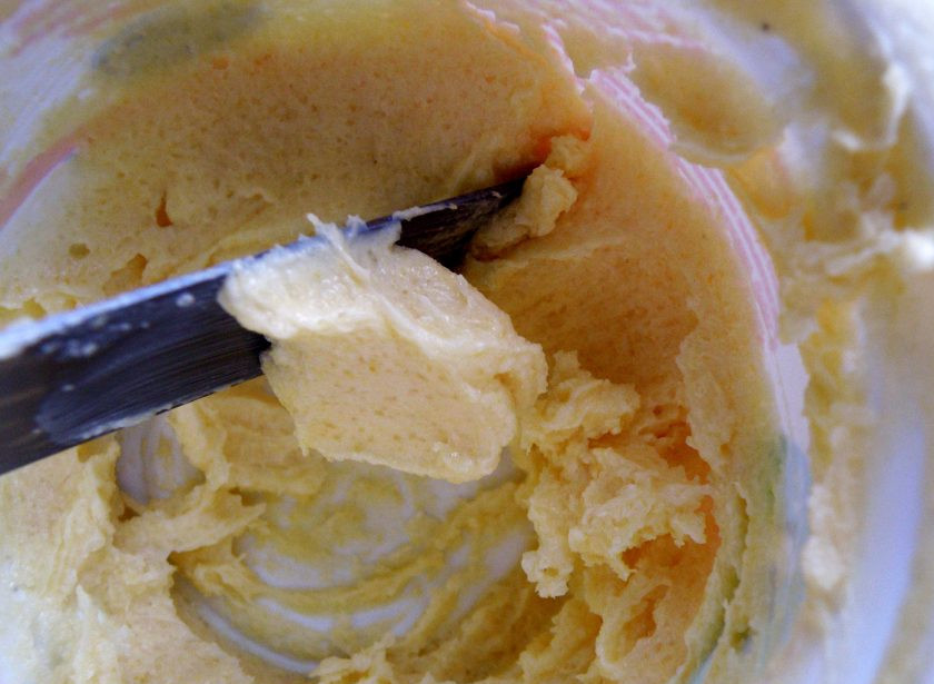 1. Этап. Нежные пшенные лепешки: При желании смешайте грамм 50 сливочного масла со столовой ложкой сахара и столовой ложкой муки в однородную пасту. Как только лепешки начнут схватываться, выньте их из духовки и обильно смажьте приготовленной смесью. Затем допекайте до готовности. Это необязательное действие, однако лепешки с такой помазкой получаются очень вкусными!