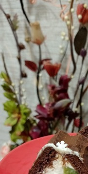 1. Этап. Шоколадный домик с рисовой полентой: Достаем, нарезаем на кусочки. Очень нежный десерт получился.