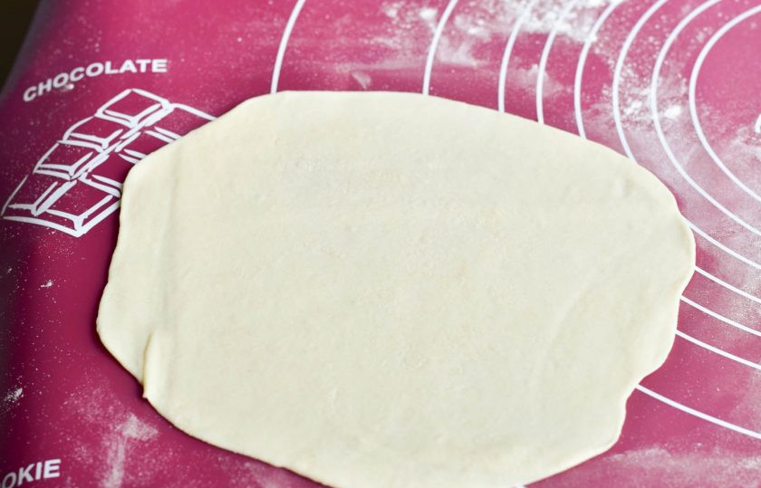 1. Этап. Чебуреки с курицей и сыром: Каждый раскатайте скалкой в тонкий пласт.