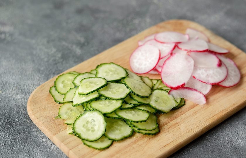 1. Этап. Карпаччо из овощей: Огурец и редис нарежьте тонкими кружочками.