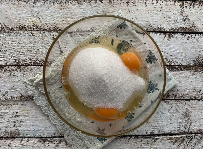 1. Этап. Заливной пирог с мандаринами: Добавьте сахар и хорошо взбейте, до образования пышной пены.