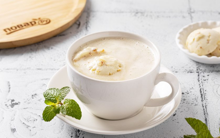 1. Этап. Чай с мороженым: Добавьте фисташковое мороженое и подавайте напиток.