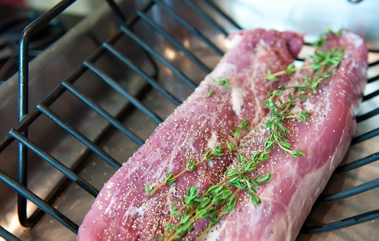 1. Этап. Свинина в вишневом соусе: Мясо надрезать продольно, уложить на решетку и посыпать солью и перцем.