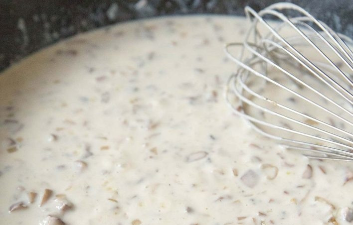 1. Этап. Запеканка из лапши и курицы: 5. Варите соус около 5-7 минут, чтобы он стал густым.