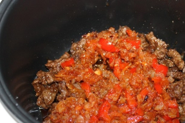 1. Этап. Гуляш из баранины в мультиварке: И через минуту верните в мультиварку зажарку и добавьте воду. Закройте крышку и включите режим «Тушение» на 3 часа.
