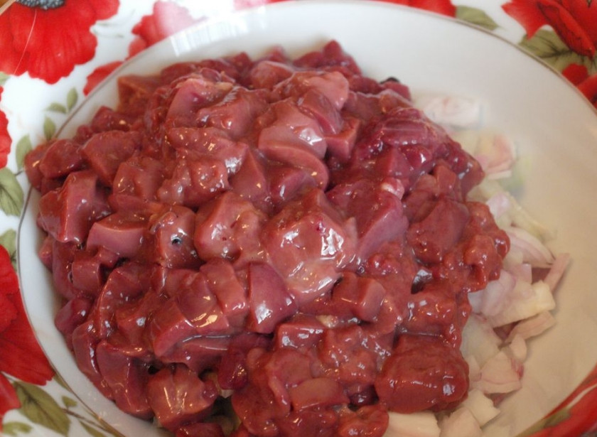 1. Этап. Курица в рукаве для запекания: 2. Для начала, подготовьте печень, нарезав ее мелкими кусочками.