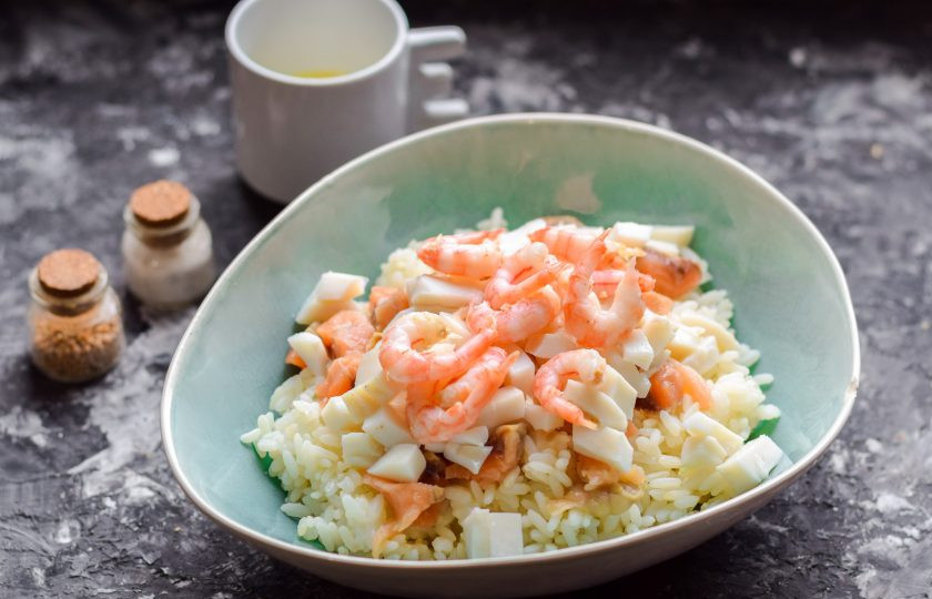 1. Этап. Салат с рисом и морепродуктами: Креветки очистите и добавьте в салат.