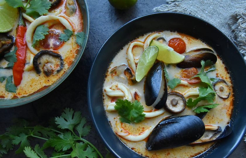 1. Этап. Суп Том ям с мидиями: Для подачи разлейте суп в миски. Отдельно подайте отварной рис.