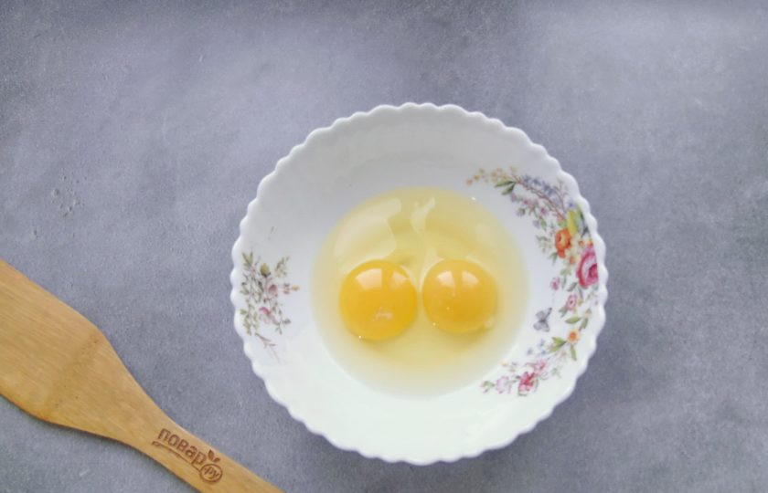 1. Этап. Грибной тарт: Приготовьте заливку. В миску разбейте яйца.