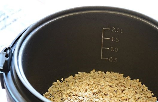 1. Этап. Каша Геркулес: 2. Хлопья выложите в чашу мультиварки.