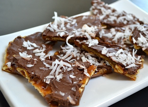 1. Этап. Десерт из крекеров с шоколадом: 11. Разломайте десерт на кусочки произвольной формы и подавайте к столу.