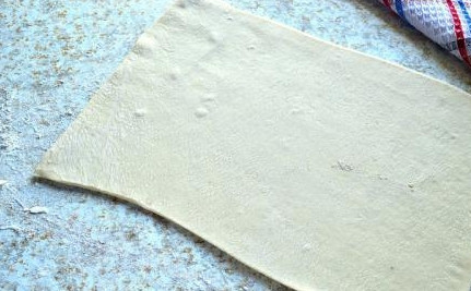 1. Этап. Кулебяка из слоеного теста: 5. Слоеное тесто раскатайте.