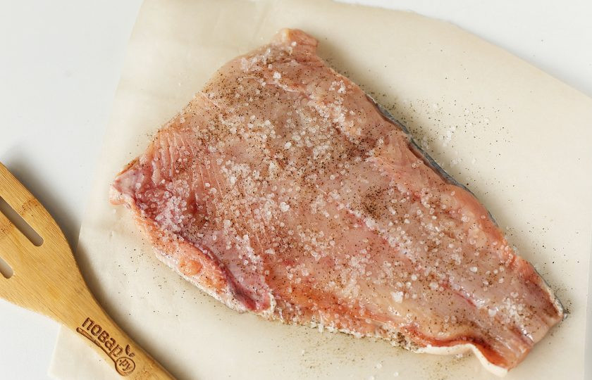 1. Этап. Фишкейки: Рыбу посолите, поперчите и запекайте в духовке при температуре 180 градусов около 10-15 минут.