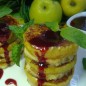 Гренки c печеными яблоками и вишневым соусом Начинать готовить нужно с соуса, потому что все остальное готовится очень быстро. Вишни очистить от косточек. Перемолоть вишню блендером до однородного состояния и протереть через сито. Поместить вишневое пюре в сотейник, добавить сахар и довести до кипения. Крахмал развести в воде, чтобы не было комочков. Разведенный крахмал влить в соус, довести до кипения и варить на слабом огне 2 минуты, пока он не загустеет. Остудить, периодически помешивая, чтобы на поверхности не образовывалась пленочка. Вишневый соус готов. Яблоки вымыть, порезать кружочками толщиной 5-7 мм, аккуратно вырезать сердцевину с косточками, чтобы получилось кольцо. Теперь из ломтиков пшеничного хлеба острым ножом вырезать кружочки такого же диаметра, как и яблоки. Яйцо взбить венчиком в пену, добавить молоко и 1 ст. л. сахара, взбивать до полного растворения сахара. Разогреть сковороду. Растопить в сковороде небольшое количество сливочного масла. Кусочки хлеба обмакнуть в яично-молочную смесь и обжарить на среднем огне с двух сторон до появления золотистой корочки. Добавить в сковороду еще немного масла, выложить яблоки и жарить по 1 минуте с каждой стороны. Они должны немного размягчиться, но не слишком. Выложить жареные яблоки на противень, посыпать оставшимся сахаром и корицей. Поместить в духовку, включенную в режиме