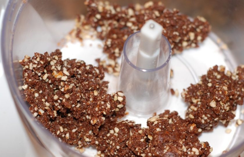 1. Этап. Шоколадные трюфели с миндалем: 2. Добавьте к миндалю какао, финики и снова измельчите смесь.