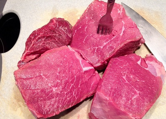 1. Этап. Запеченное мясо с корицей и приправами: 2. Чтобы говядина лучше пропиталась маринадом и быстрее запекалась, можно нарезать её на 3-4 крупных кусочка.