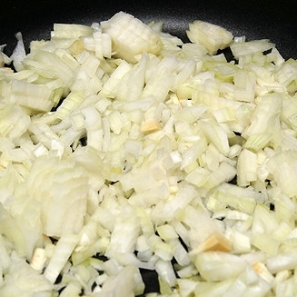 1. Этап. Пирог с сыром и мясом: Тем временем занимаемся начинкой. Обжариваем в сковороде лук до золотистости. Затем добавляем к луку фарш и жарим еще 10 минут.