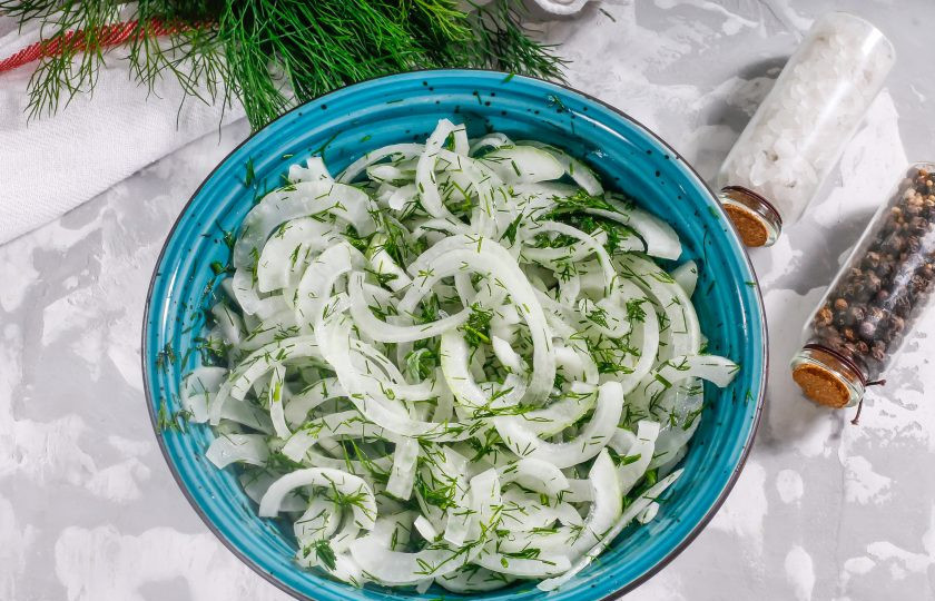 1. Этап. Маринованный лук с укропом: Аккуратно все перемешайте и оставьте на 20 минут в холодильнике. За это время нарезка утратит горечь и приобретет легкую кислинку.