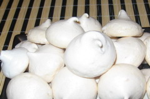 1. Этап. Торт Жак: 5. Отдельно выпекаем безе. Для этого взбиваем белки с сахаром и отправляем в разогретую до 180 градусов духовку на один час. Затем огонь постепенно убавляем и доводим безе до готовности.