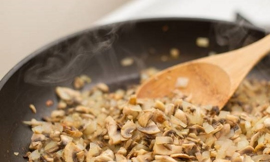 1. Этап. Суп с фасолью и грибами: 3. Вымойте и измельчите грибы. Жарьте минут 10, периодически помешивая. Когда жидкость полностью испарится, добавьте муку и тщательно перемешайте, чтобы не образовались комочки.