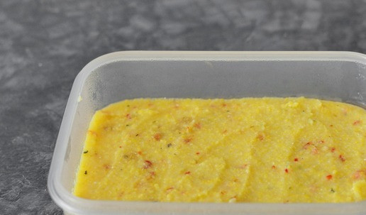 1. Этап. Канапе с лососем на кукукрузной поленте: Выложите готовую поленту в контейнер и уберите в холодильник на ночь, чтобы полента стабилизировалась. Размер контейнера выбирайте такой, чтобы полента была слоем около 2 см.