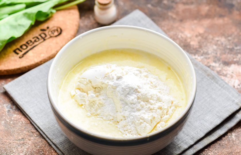 1. Этап. Пирог с яблоками и щавелем: Взбейте ингредиенты миксером, добавьте пшеничную муку и разрыхлитель. Снова все взбейте миксером, чтобы не было комочков.