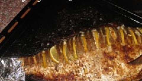 1. Этап. Лещ с грибами: 11. Как только 40 минут пройдут, выбираю леща и в разрезы, которые сделала в начале приготовления, вставляю половинки лимона. Оставляю блюдо ещё на 5 минут в духовке и только затем подаю к столу.