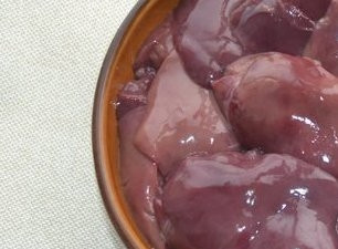 1. Этап. Печеночные блины с морковкой: Печень вымойте под водой, удалите лишние плёнки, разрежьте её на куски. Далее пропустите через мясорубку, влейте молоко, всыпьте муку и все перемешайте. Также добавьте взбитые яйца, посолите, поперчите. Всё замешайте и уберите на 20 минут.