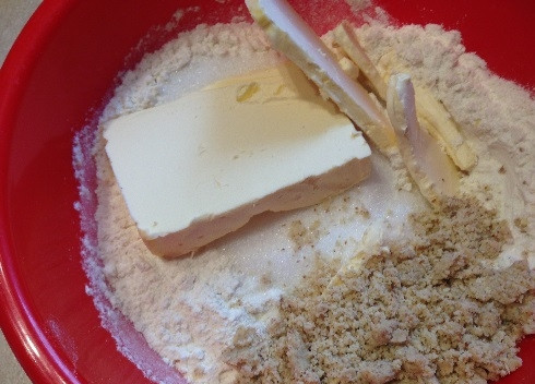 1. Этап. Пирог ко Дню влюбленных: 7. Смешиваем муку с разрыхлителем, добавляем сахар и масло. Перетираем.