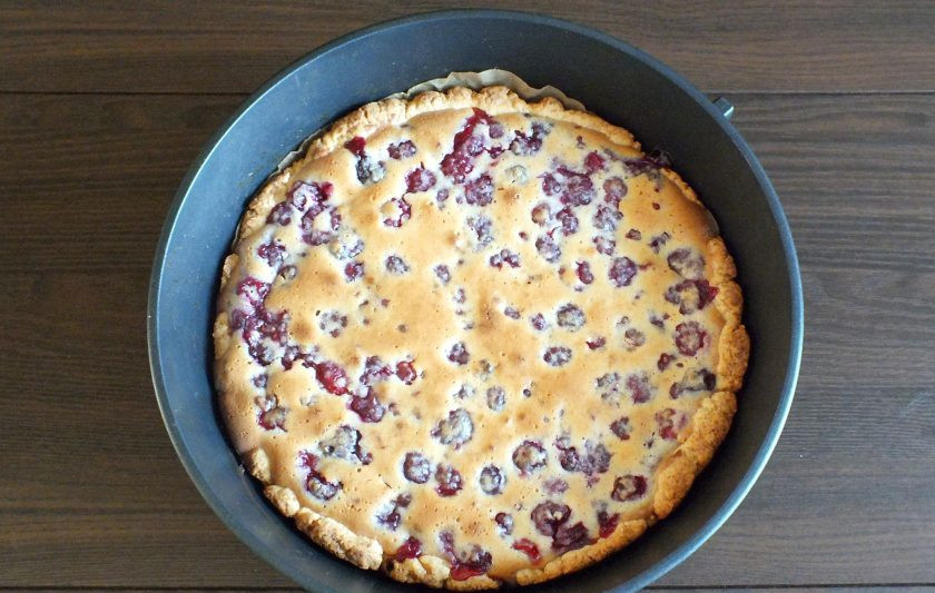 1. Этап. Киш с малиной: По истечении времени достаньте пирог из духовки. Его верх должен быть равномерно запеченным и покрыт румяной корочкой.