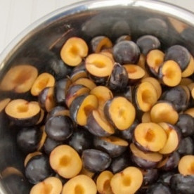 1. Этап. Сливовый джем: Кладем сливы в большую миску.