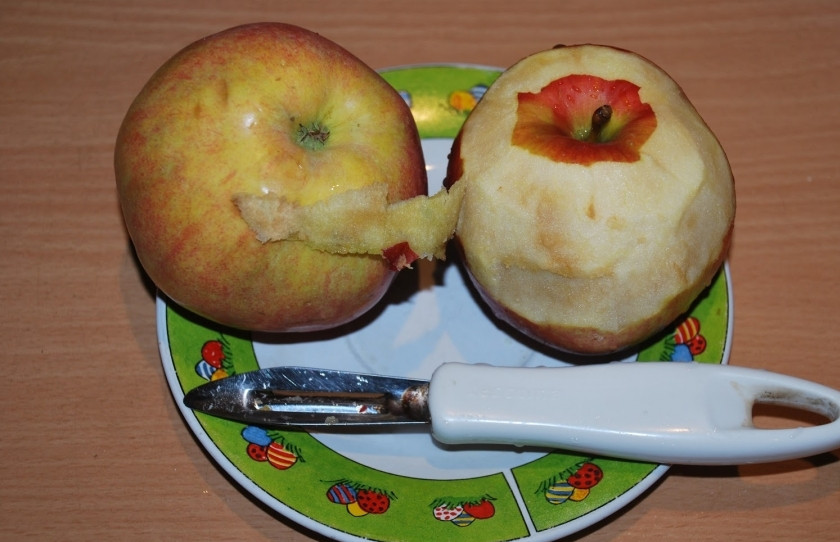 1. Этап. Сладкий пирог на скорую руку: Теперь приступим к начинке. Как я уже сказала, вы можете использовать абсолютно любые фрукты. Здесь я взяла замороженную вишню и яблоко. Итак, вишню размораживаем, а яблоко очищаем от кожуры.