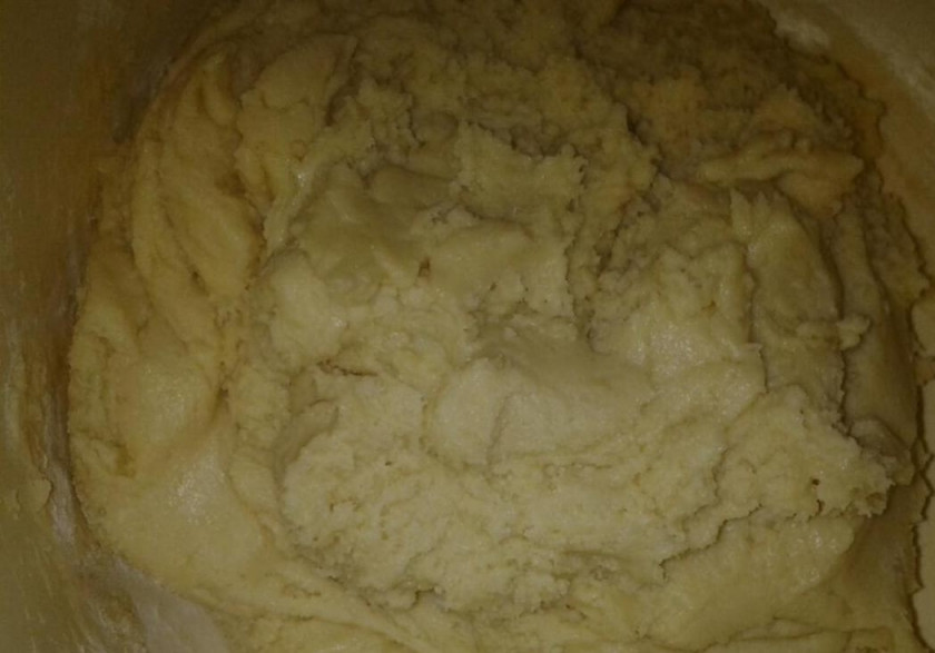 1. Этап. Печенье в формочках: 4. Добавляем ванильный сахар по вкусу и муку. Замешиваем тесто и отправляем его на 20 минут в холодильник.