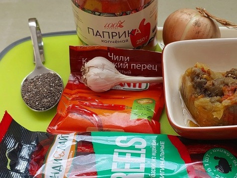 1. Этап. Перечный соус с колбасками Пикник интроверта: Ингредиенты. Сразу оговорюсь: этот соус я готовила к сырокопченым колбаскам (см. фото), поэтому соль не использовала. У меня был готовый замороженный запеченный перец, я использовала 130г. перца. Уксус я использую рисовый, но можно любой фруктовый. В ингредиентах я указала яблочный.