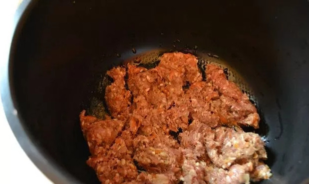 1. Этап. Рагу овощное с фаршем: Фарш выложите в чашу мультиварки, добавьте немного растительного масла. Включите режим 