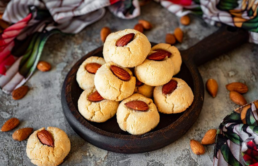 1. Этап. Кето-печенье: Готовое кето-печенье немного охладите и подавайте к столу. Приятного аппетита!