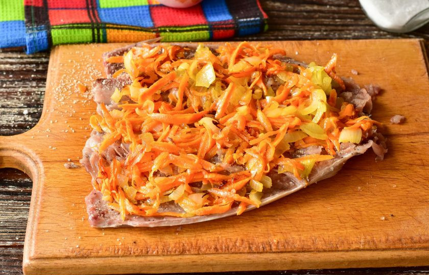 1. Этап. Рулет из скумбрии с яйцом: Сверху выложите жареные овощи.