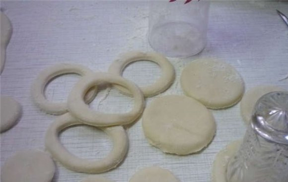1. Этап. Волованы с креветками: Размораживаем слоеное бездрожжевое тесто и слегка раскатываем пласт. С помощью стаканов разного диаметра вырезаем из теста кружочки. У половины кружочков стаканом меньшего диаметра вырезаем серединку. У нас получатся кольца из теста.