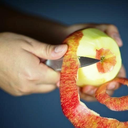 1. Этап. Тушеное мясо утки с яблоками: С яблок снимаем кожуру.