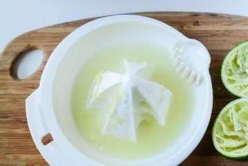 1. Этап. Салат с арбузом и брынзой: Из лайма выжать сок.