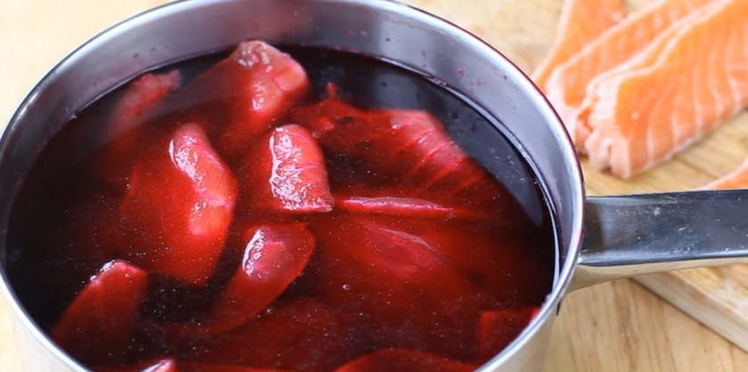 1. Этап. Суши по-русски из красной рыбы: 4. Восемь пластинок семги для украшения замочите в рассоле на 2 минуты, они получатся очень красивого и яркого цвета.