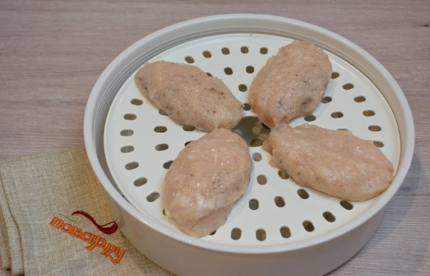 1. Этап. Котлеты из индейки на пару в мультиварке: Включите прибор. Наполните прибор водой (согласно инструкции). Из полученного фарша сформируйте котлеты, уложите их на решетку мультиварки.