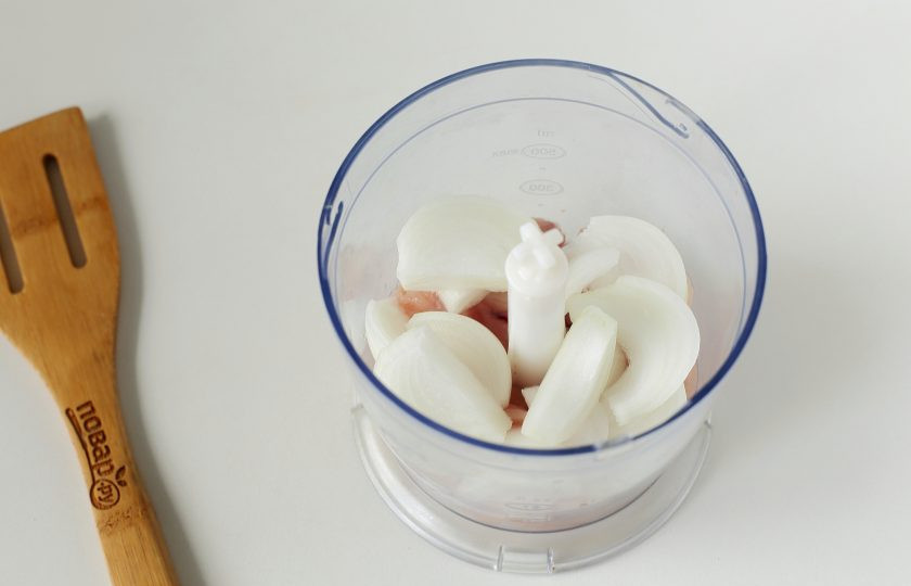 1. Этап. Диетические манты: Добавьте разрезанный на части лук.