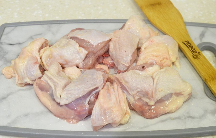 1. Этап. Курица в сливках в мультиварке: 2. Курицу нарежьте на куски желаемого размера.