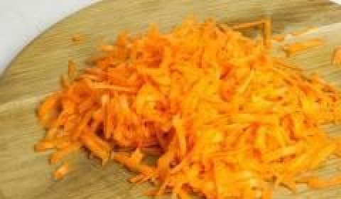 1. Этап. Овощное рагу с картофелем и капустой: Морковь натираем на крупной терке.