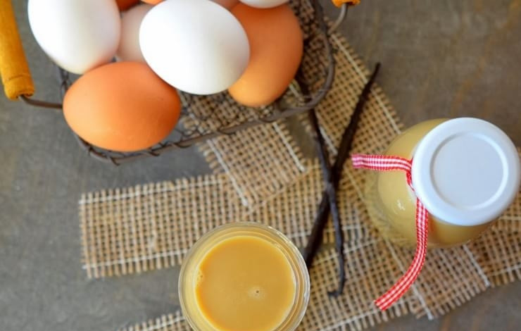 1. Этап. Ликер Адвокат: В конце влейте воду. Напиток тщательно перемешайте. Всё готово! Храните ликёр в стеклянной закрытой бутылке в холодильнике. Приятной дегустации!