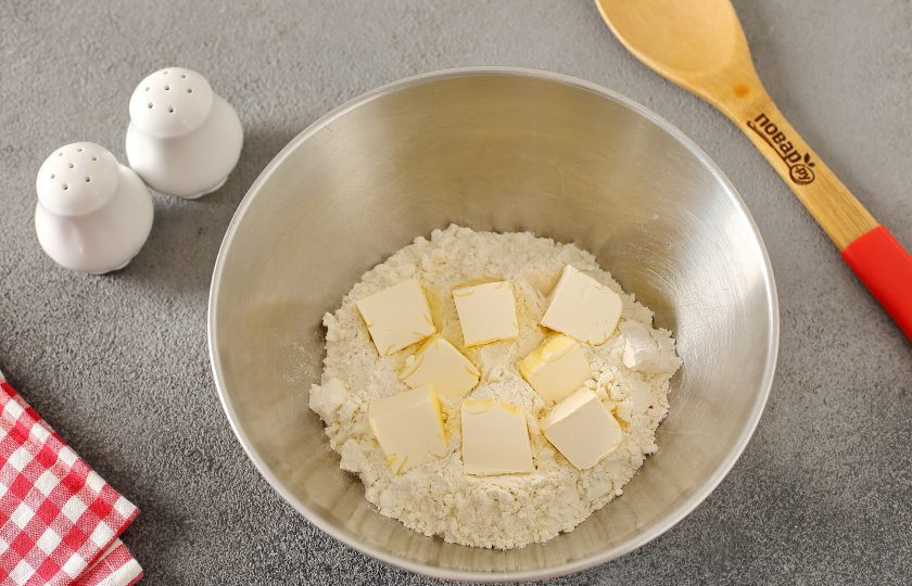 1. Этап. Киш по Джейми Оливеру: Соедините муку, нарезанное кубиками масло и соль.